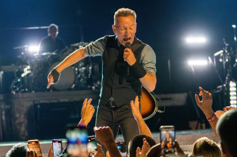 Bruce_Sringsteen_and_The_E_Street_Band_2025_admat_image_color_Credit_Rob_DeMartin