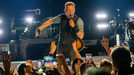 Bruce_Sringsteen_and_The_E_Street_Band_2025_admat_image_color_Credit_Rob_DeMartin